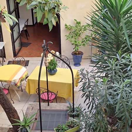 Sous Le Neflier Acomodação com café da manhã Nîmes Exterior foto
